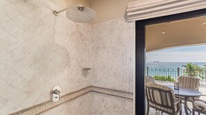 Ferienhaus, 5 Schlafzimmer, barrierefrei, Strandblick | Badezimmer | Haartrockner, Handtücher, Shampoo, Toilettenpapier