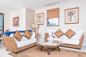 TV - Dazzling end unit in Coco with extra windows and lots of light sleeps 8 (Sardinal)