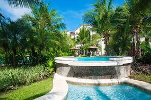 Pool - Dazzling end unit in Coco with extra windows and lots of light sleeps 8 (Sardinal)