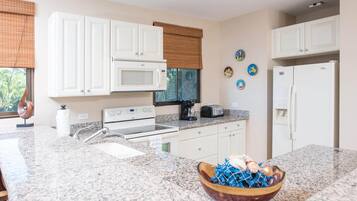 Lemari es besar, microwave, kompor, dan mesin pencuci piring