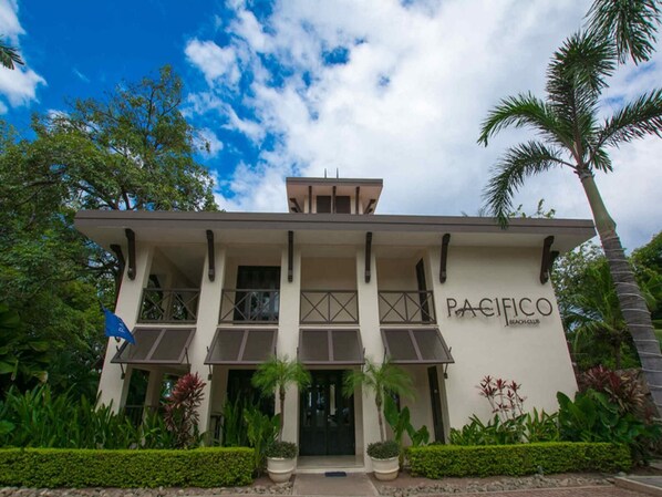 Exterior - Impressively designed and decorated 3rd-floor space overlooking pool in Coco (Sardinal)