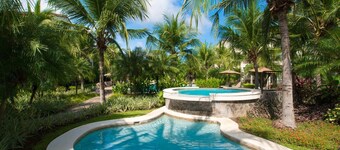 Impressively Designed 3rd-floor Space Overlooking Pool in Coco