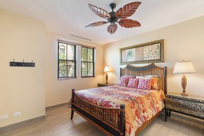 3 bedrooms, iron/ironing board, bed sheets - Vibrant 3-Bedroom Condo with Resort Amenities, Pools & Beach Club Access (Sardinal)
