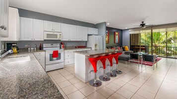 Condo, 1 quarto | Cozinha privada | Geladeira grande, micro-ondas, cooktop, lava-louças