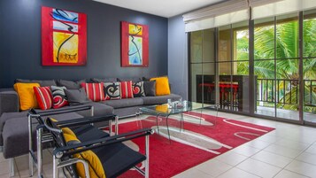 Condo, 1 quarto | Sala de estar | TV