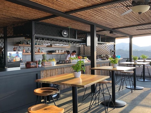 3rd-floor Space with modern decor recently renovated viewing over pool in Coco