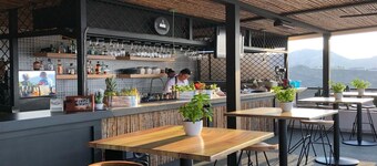 3rd-floor Space with modern decor recently renovated viewing over pool in Coco