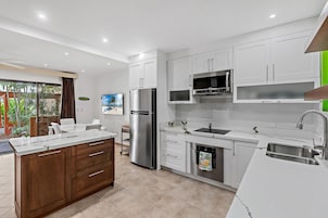 Apartamento, 2 quartos | Cozinha privada | Geladeira grande, micro-ondas, cooktop, cafeteira/chaleira