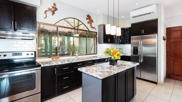 Villa, 4 chambres, vue océan | Cuisine privée | Grand réfrigérateur, micro-ondes, plaque de cuisson, lave-vaisselle