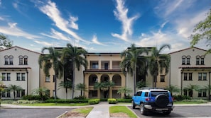 Property entrance - Spacious One-Bedroom Condo with Pool View, Balcony & Beach Club Access (Sardinal)