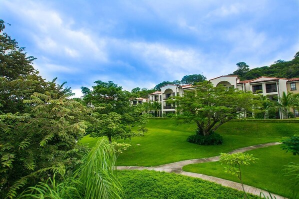 Property grounds - Nicely decorated 3rd-floor beauty with pool-view balcony in Coco (Sardinal)