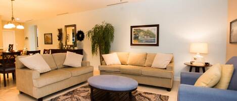 Departamento, 3 habitaciones, vista a la montaña | Sala de estar | Televisión