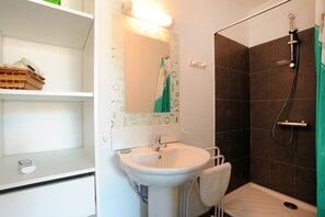 Een douche, een haardroger, handdoeken, zeep