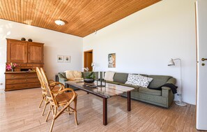 Een televisie en een tafeltennistafel