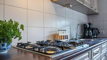 Kjøleskap, oppvaskmaskin og kaffetrakter/tekoker