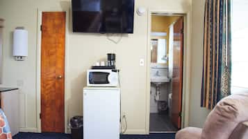 Standard Single Room, 1 King Bed | Living area