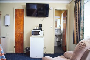 Standard Single Room, 1 King Bed | Living area | 32-inch TV with cable channels