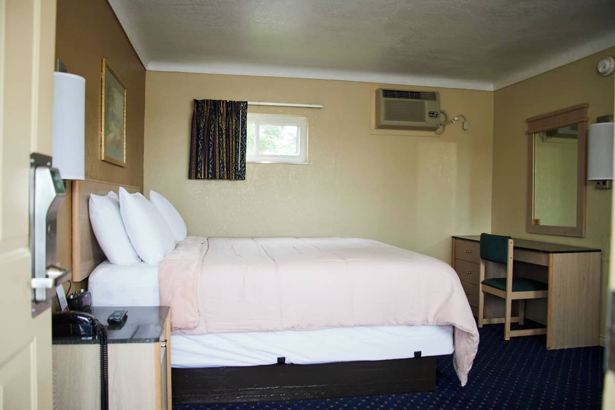 Standard Single Room, 1 King Bed | 2 bedrooms, premium bedding, down duvets, Select Comfort beds