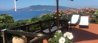 Villa with swimming pool and views of the Argentario. WiFi free