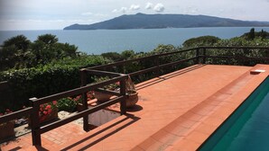 A pool area with a view of the sea and mountains. - Villa with swimming pool and views of the Argentario. WiFi free (Ansedonia)