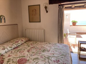 5 bedrooms, iron/ironing board, WiFi, bed sheets
