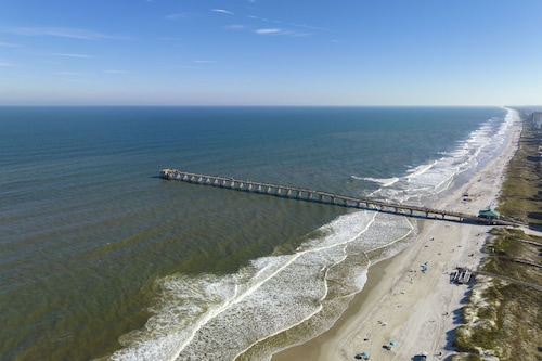 Hang With the Locals at the SURF PARK House! 3 blocks to the Beach, Pet friendly