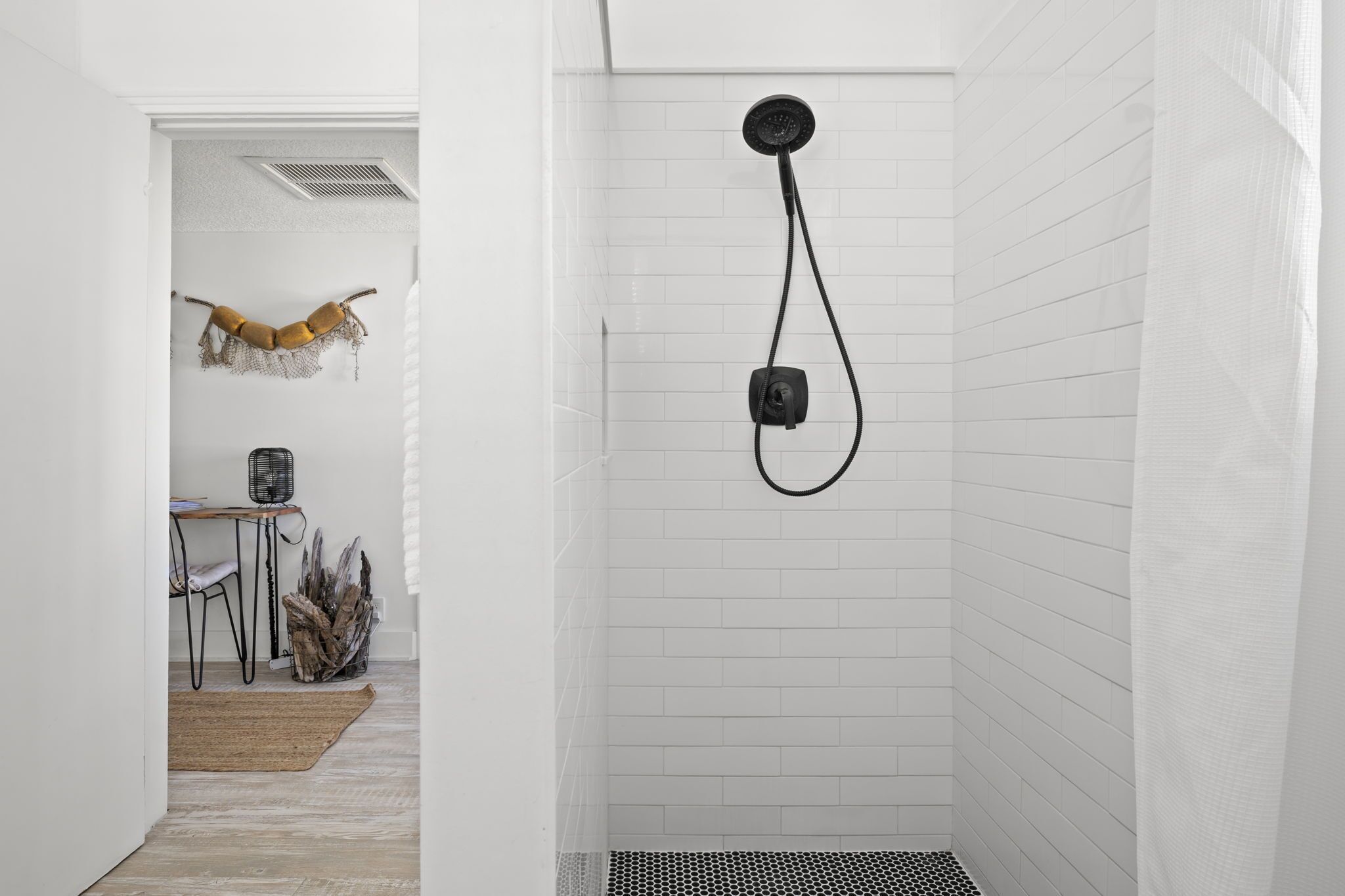 Ensemble douche/baignoire, sèche-cheveux, serviettes fournies, savon