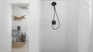 Ensemble douche/baignoire, sèche-cheveux, serviettes fournies, savon