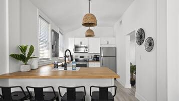 Réfrigérateur, four à micro-ondes, un four, surface de cuisson