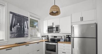 Hang With the Locals at the SURF PARK House! 3 blocks to the Beach, Pet friendly