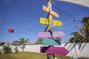 Property grounds - Hang With the Locals at the SURF PARK House! 3 blocks to the Beach, Pet friendly (Jacksonville Beach)