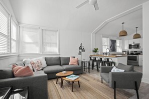 Smart TV, books - Hang With the Locals at the SURF PARK House! 3 blocks to the Beach, Pet friendly (Jacksonville Beach)