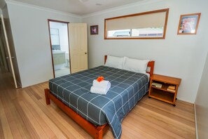 3 slaapkamers, een strijkplank/strijkijzer, beddengoed