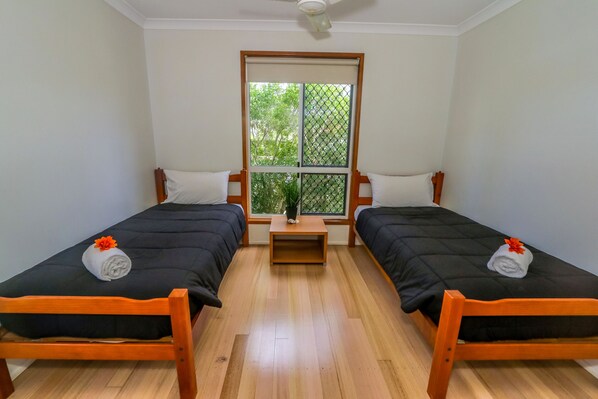 3 dormitorios, tabla de planchar con plancha, ropa de cama