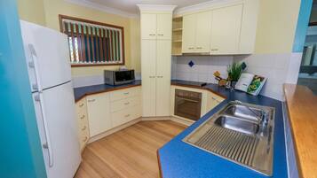 Køleskab, mikrobølgeovn, kogeplade, brødrister