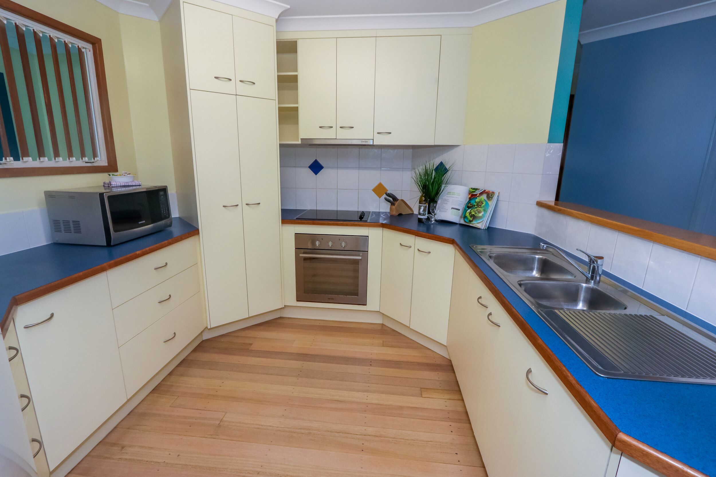 Kjøleskap, mikrobølgeovn, kokeplater og brødrister