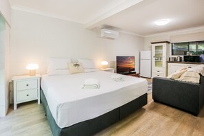 4 bedrooms, iron/ironing board, free WiFi, bed sheets