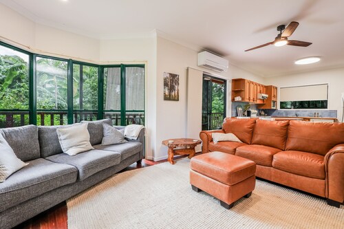 Merindah: Four-Bedroom Modern Pet-Friendly Home in Central Agnes Water