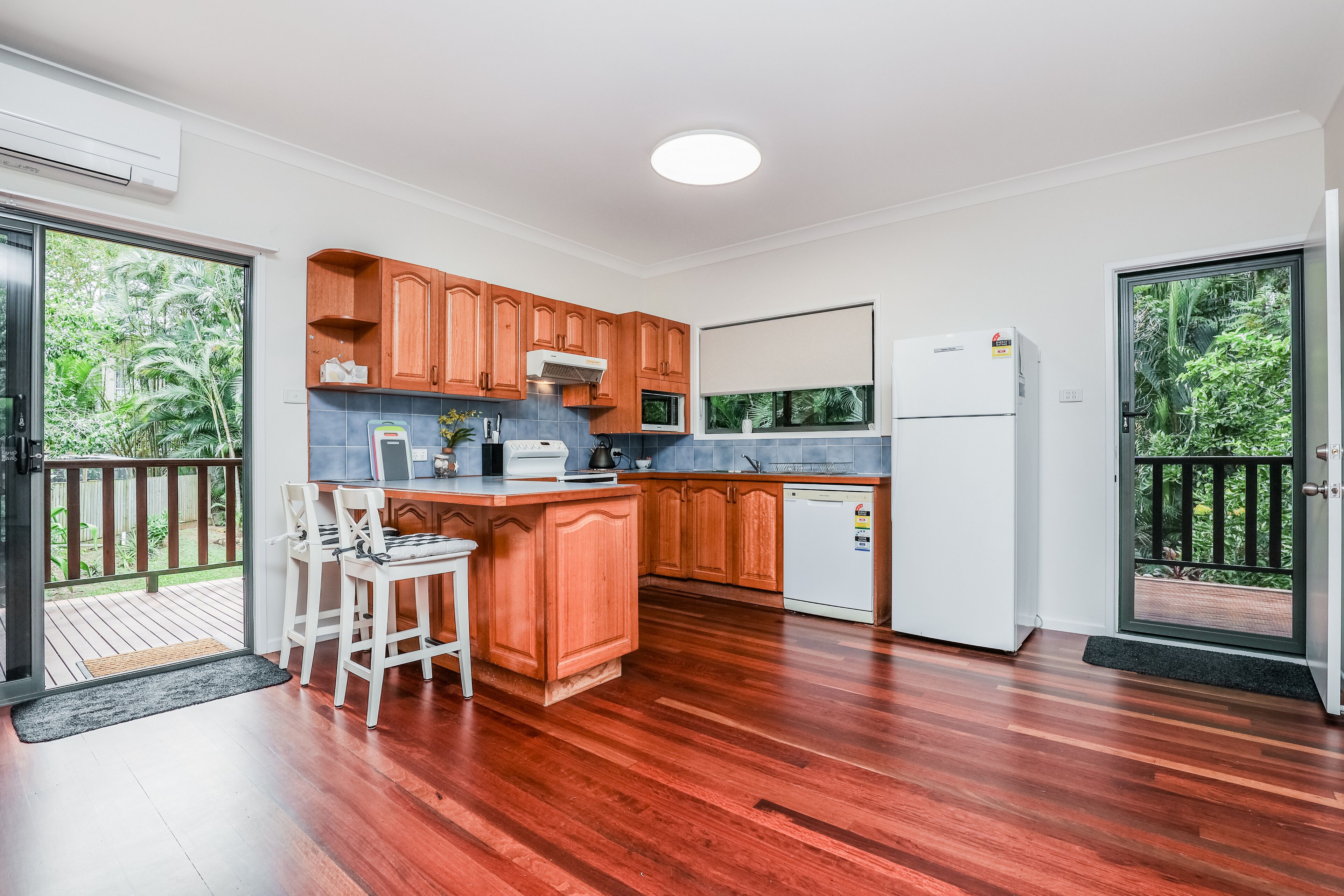 Køleskab, mikrobølgeovn, ovn, kogeplade