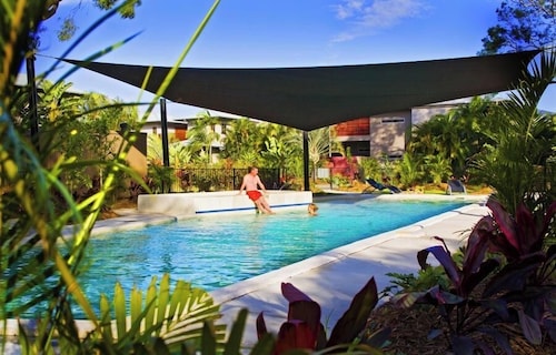 Breakaway: Central, Bright & Breezy Studio w/ Communal Pool