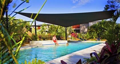 Breakaway: Central, Bright & Breezy Studio w/ Communal Pool