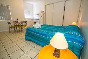 1 غرفة نوم ومكواة/لوح كي وملاءات أسرّة