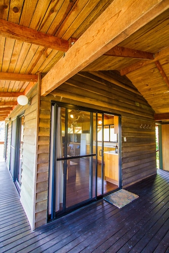 Bimbimbi: Unique 2-Bedroom, Serene Hideaway w/ Gorgeous View in Historic 1770