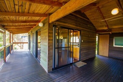 Bimbimbi - Two-Bedroom Rustic Holiday Hideaway with Gorgeous Views in Historic 1770