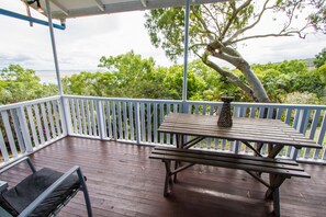 Outdoor dining - Sunset Villa: Pet-Friendly Retreat with Fantastic View in Historic 1770 (1770)