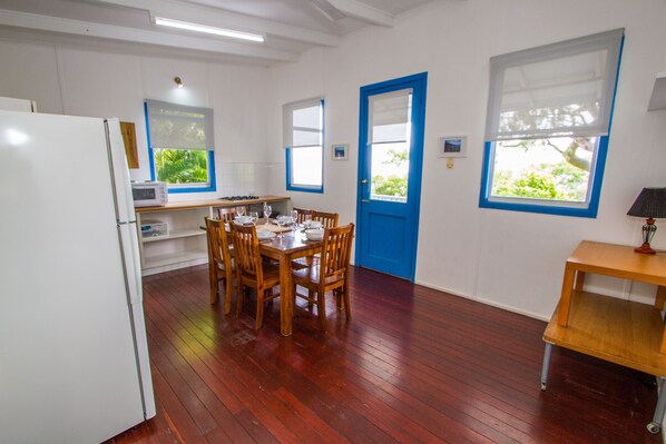 Dining - Sunset Villa: Pet-Friendly Retreat with Fantastic View in Historic 1770 (1770)