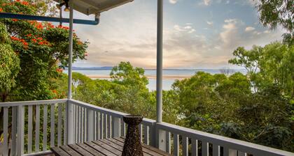 Sunset Villa: Pet-Friendly Retreat with Fantastic View in Historic 1770