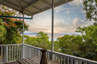 Sunset Villa: Pet-Friendly Retreat with Fantastic View in Historic 1770