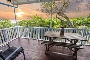 Outdoor dining - Sunset Villa: Pet-Friendly Retreat with Fantastic View in Historic 1770 (1770)