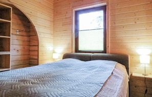 2 bedrooms, travel crib, free WiFi, bed sheets